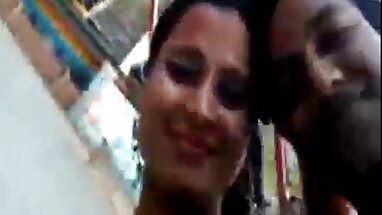 Thiếu nữ sex dit tap the xinh đẹp chơi với âm đạo và ngón tay cô lớn