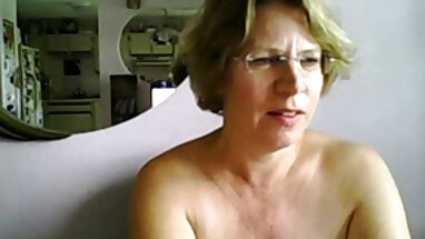 Một cô gái với một lớn ngồi xnxx tập thể dục trên dương vật của người yêu của mình